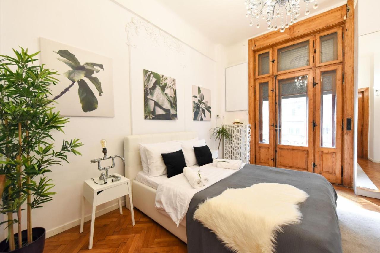 Vintage Elegance, Modern Comfort: 1Br Apartment Overlooking Calea Victoriei Bucureşti Eksteriør bilde