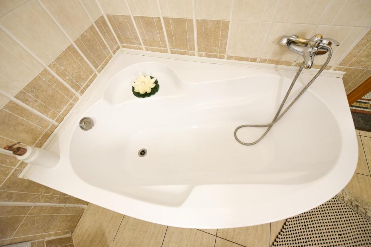 Vintage Elegance, Modern Comfort: 1Br Apartment Overlooking Calea Victoriei Bucureşti Eksteriør bilde