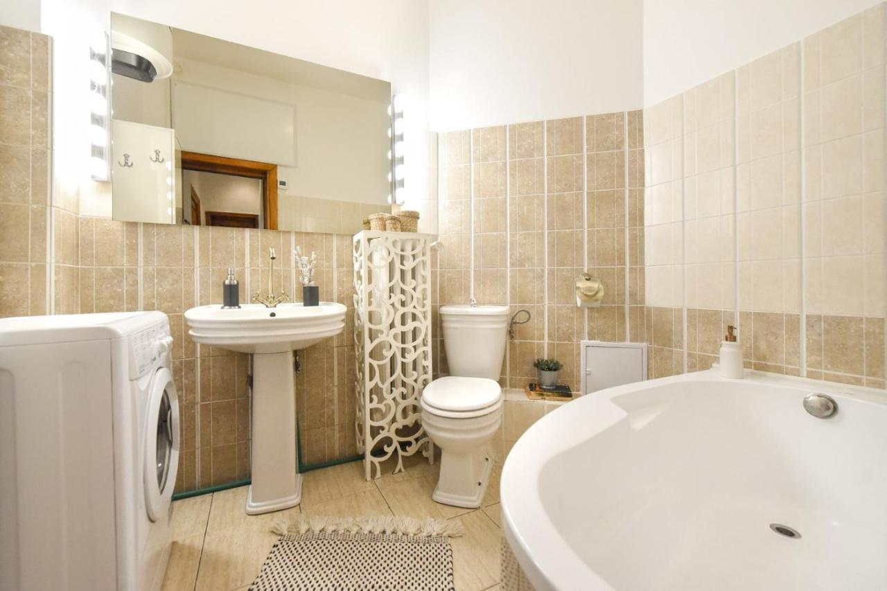 Vintage Elegance, Modern Comfort: 1Br Apartment Overlooking Calea Victoriei Bucureşti Eksteriør bilde